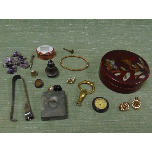 406 - Various trinkets, coins, etc.