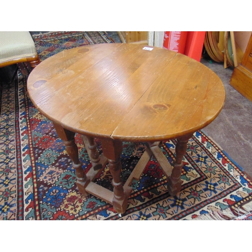 424 - Small pine gateleg table, 19 x 19 x 11