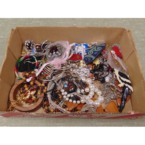 116 - Quantity of costume jewellery.