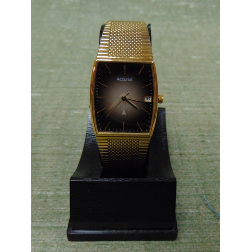 210 - Boxed Accurist gent's wrist watch.