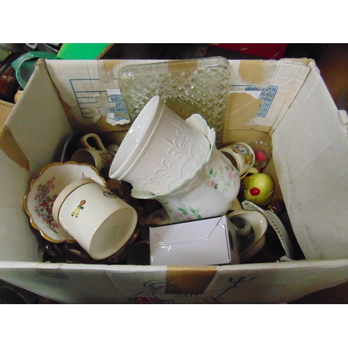 304 - Box of mixed china.