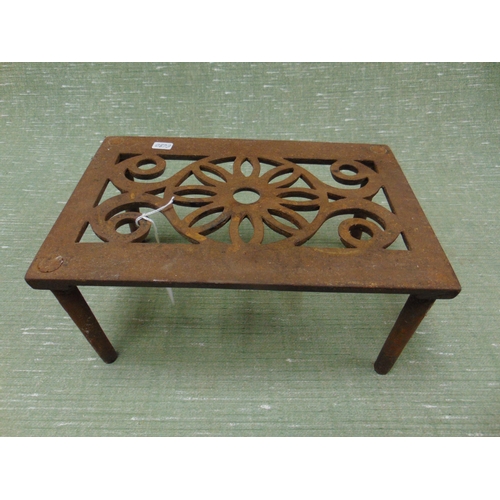 542 - Antique cast iron kettle stand, having pierced decoration.