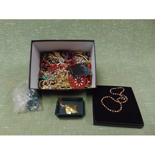 19 - Quantity of costume jewellery.