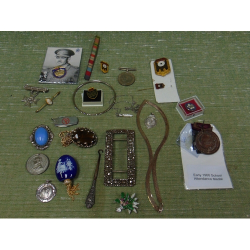 139 - Collection of trinkets.