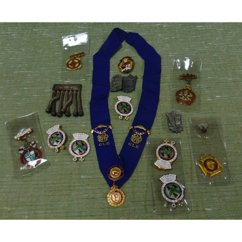 34 - Quantity of Masonic medals.
