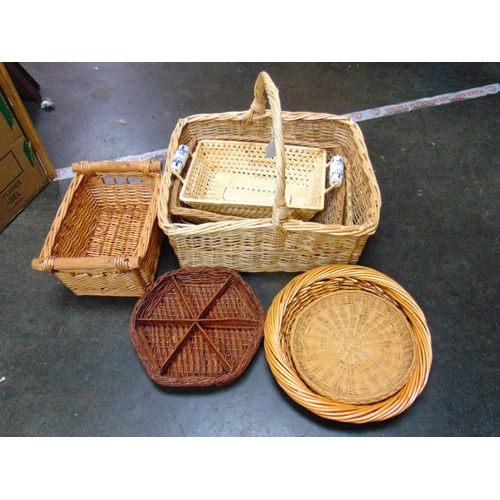 95 - Various wicker baskets.