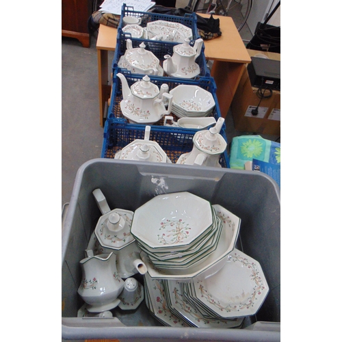 34 - Comprehensive Eternal Bow pattern tea and dinner service.