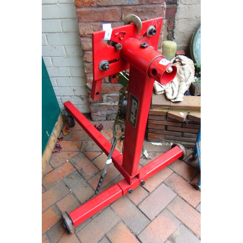 547 - Clarke 227 kg engine stand.