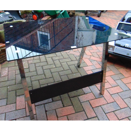 462 - Contemporary glass topped table, 30 x 40 x 27.5