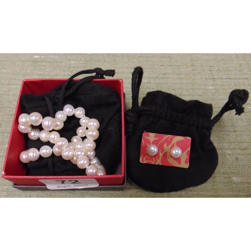 72 - Pearl necklace and a pair of pearl earrings.