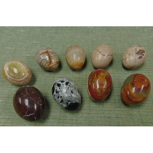 134 - Small collection of onyx/marble type eggs.