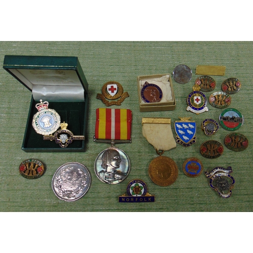 135 - Long and efficient service medal, badges, trinkets, etc.