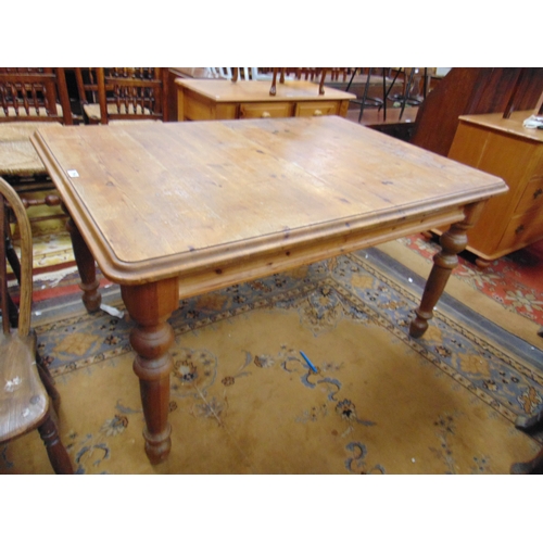 354 - Modern pine extending dining table, having two extra leaves, 91