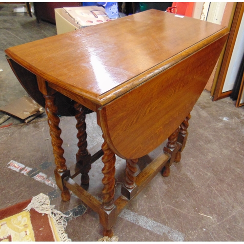 373 - An oak gateleg table, drop leaves and on barley twist supports, 28 x 29x 15