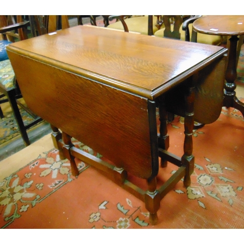 373 - An oak drop leaf dining table, set on baluster turned supports, 28 x 30 x 18