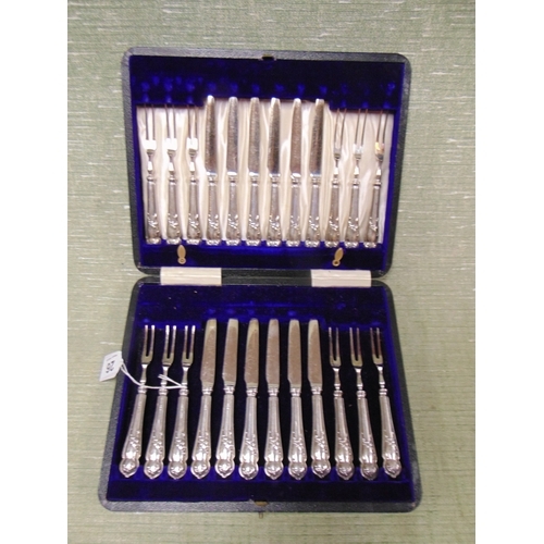 26 - Cased set of 12 silver handled fish knives and forks, maker Harrison & Co, Sheffield 1914.