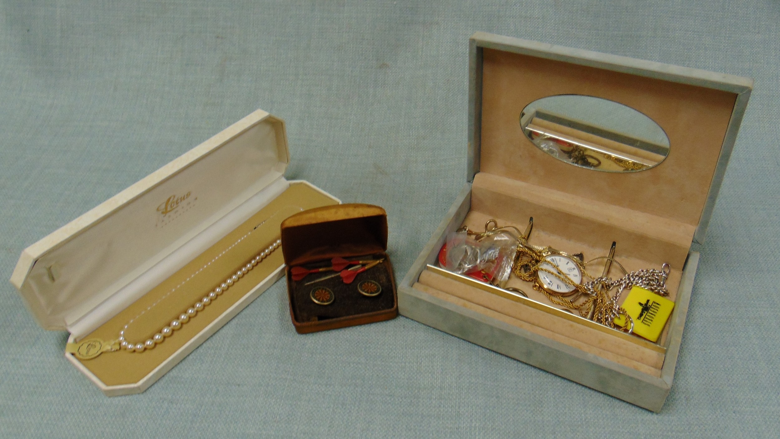 Collection of trinkets to include a 925 silver link chain.