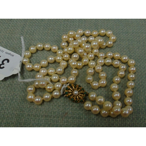 Cased twin string pearl necklace having 9ct gold clasp.