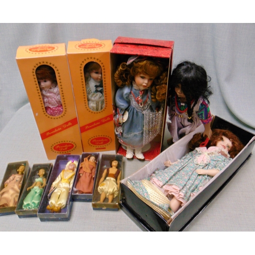 109 - Quantity of boxed dolls.