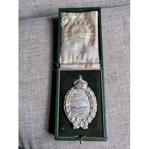 294 - Cased WW1 German Imperial pilots Badge

excellent condition cased example together with it's miniatu... 