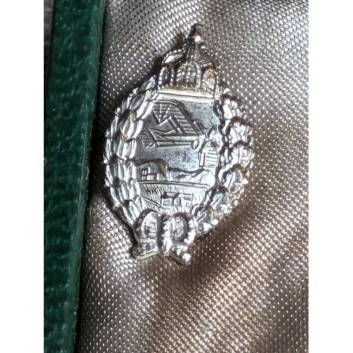 294 - Cased WW1 German Imperial pilots Badge

excellent condition cased example together with it's miniatu... 