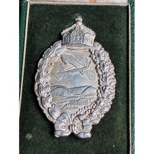 294 - Cased WW1 German Imperial pilots Badge

excellent condition cased example together with it's miniatu... 