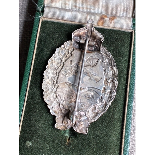 294 - Cased WW1 German Imperial pilots Badge

excellent condition cased example together with it's miniatu... 
