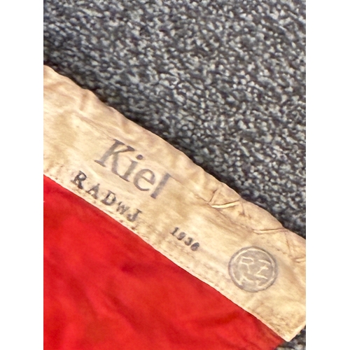 155 - LARGE WW2 GERMAN RAD PENNANT

GOOD CONDITION PENNANT MEASURES 3 FEET ACROSS
