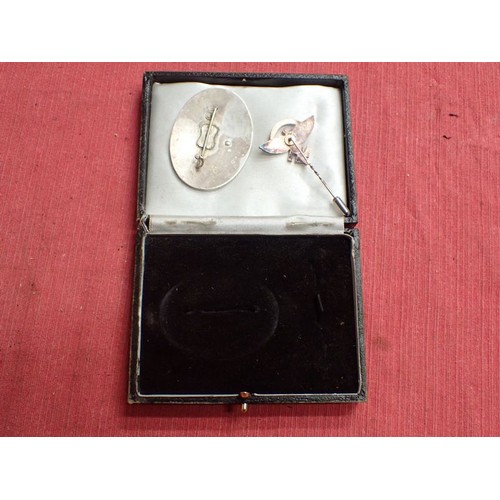 8 - Cased WW2 German NSFK bdge with stick pin

Rare to find, cased 1938 NSFK badge. Convex two part badg... 