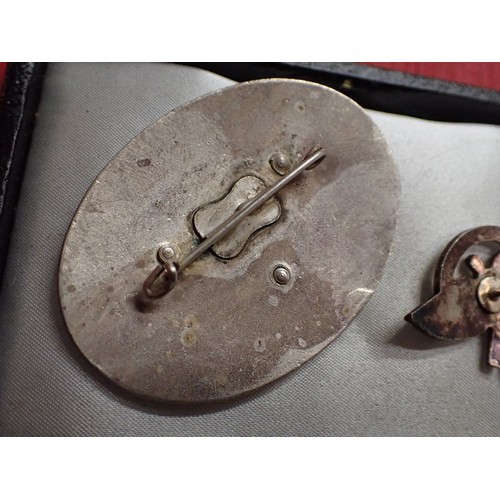8 - Cased WW2 German NSFK bdge with stick pin

Rare to find, cased 1938 NSFK badge. Convex two part badg... 