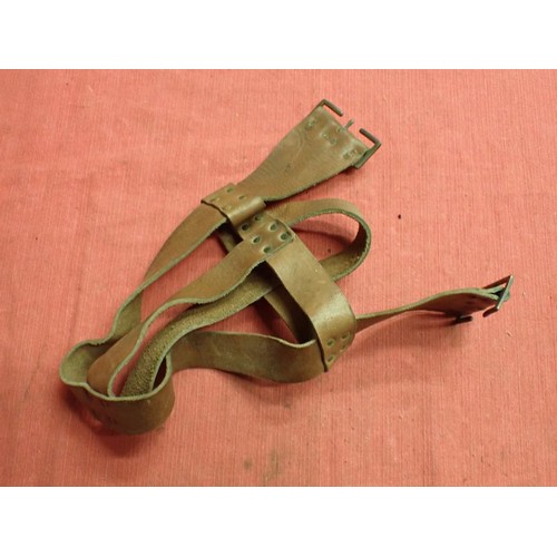 58 - WW1 Australian 1915 patt Water bottle carrier

The leather a little rolled up, but still good and su... 