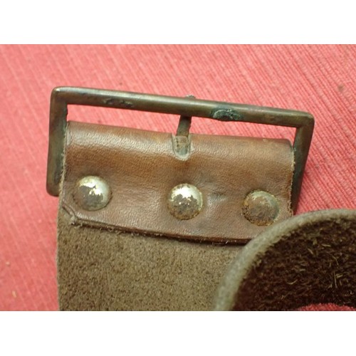 58 - WW1 Australian 1915 patt Water bottle carrier

The leather a little rolled up, but still good and su... 