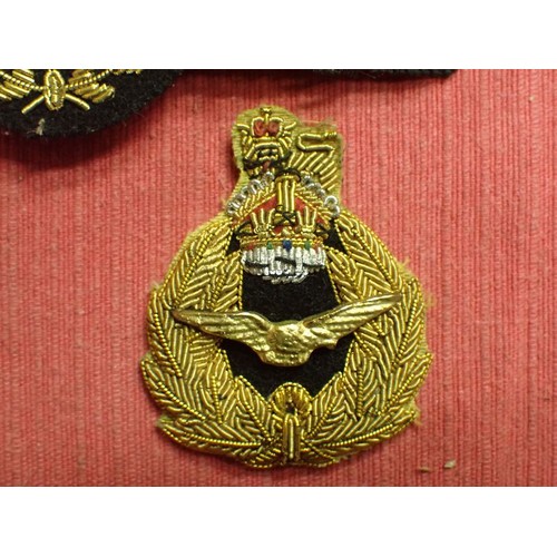61 - WW2 Indian Air Force officer's cap badge

King's crown bullion wire I.A.F. officer's cap wings. 115 ... 