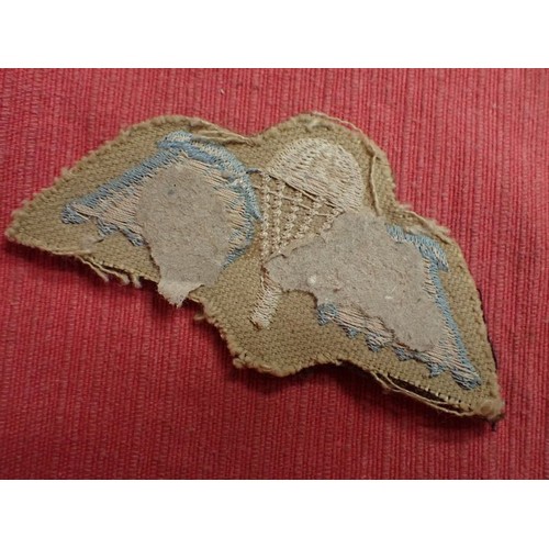 17 - WW2 British Parachute Regt Denison smock wings patch

Woollen sleeve patch with stitched detail, 85 ... 