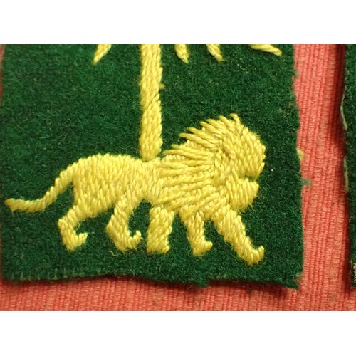 18 - WW2 British pair of divisional patches

Yellow woven patches on green woollen backing. 61 mm tall. G... 