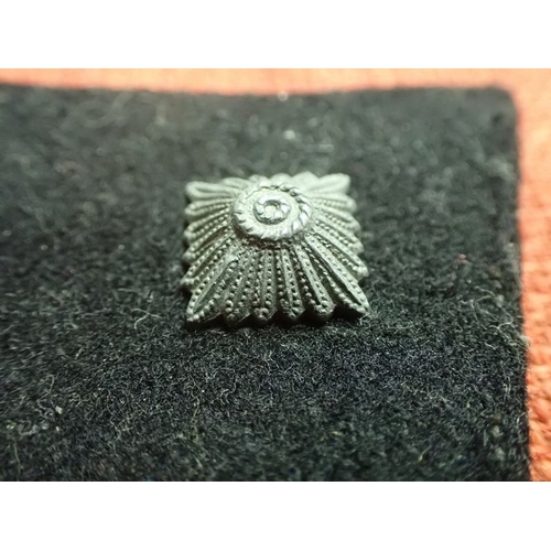 28 - WW2 German SS NCO RANK COLLAR TAB

BLACK TAB WITH ONE RANK PIP. THE PIP TURNED TO A GREY PATINA. NO ... 