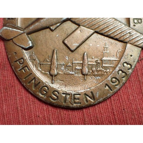 34 - 3rd Reich 1933 N.S.F.F. plaque

Rare early plaque. Die stamped aluminium with a bronzed finish. 80 m... 