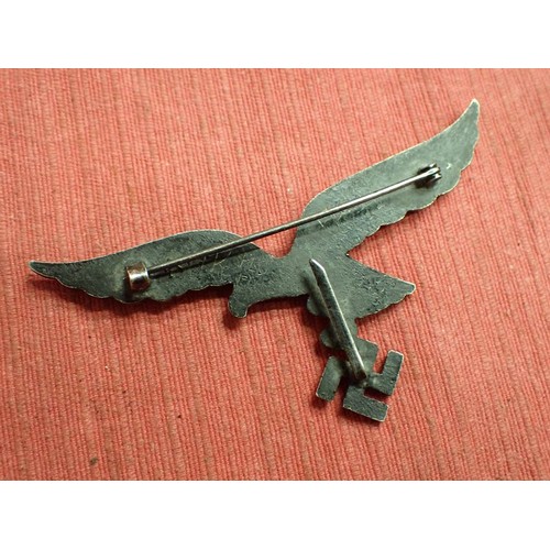 41 - WW2 German Luftwaffe light weight tunic eagle

Metal breast eagle for the lightweight summer tunic. ... 