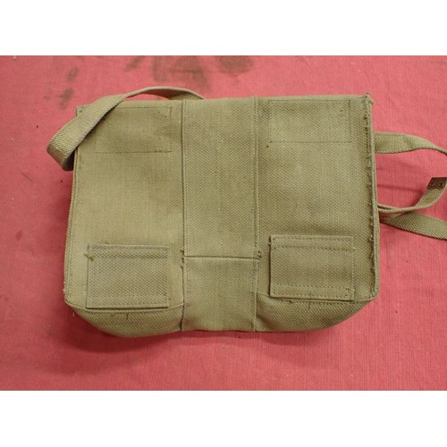 23 - WW2 British officers' side pack dated 1941

In excellent clean condition. Two pop stud fastening for... 