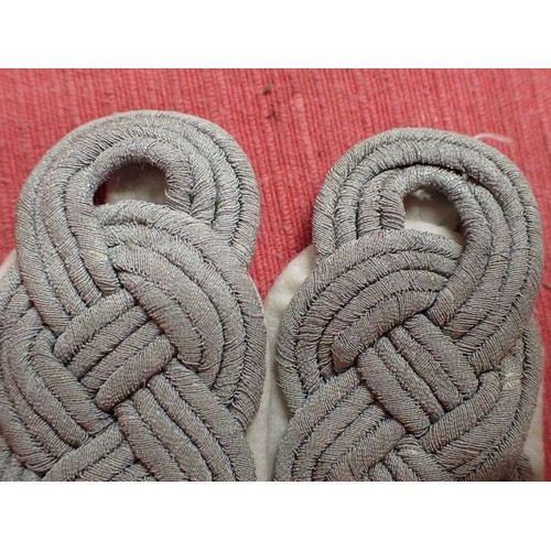 32 - WW2 German army infantry officers' shoulder straps

In good, untouched condition. Some light frostin... 