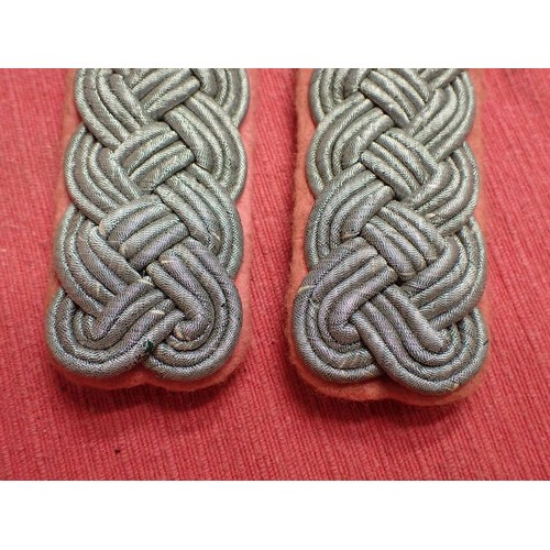 34 - WW2 German Panzer officer shoulder straps

A good, used pair of straps. Clean aluminium wirework. We... 
