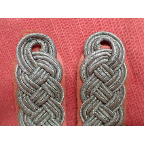 34 - WW2 German Panzer officer shoulder straps

A good, used pair of straps. Clean aluminium wirework. We... 