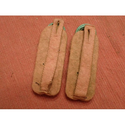 34 - WW2 German Panzer officer shoulder straps

A good, used pair of straps. Clean aluminium wirework. We... 