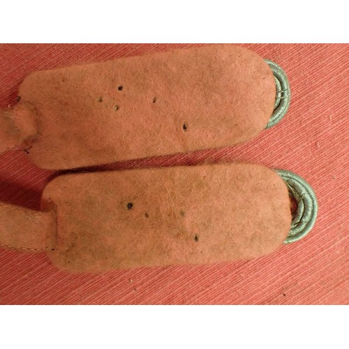 34 - WW2 German Panzer officer shoulder straps

A good, used pair of straps. Clean aluminium wirework. We... 