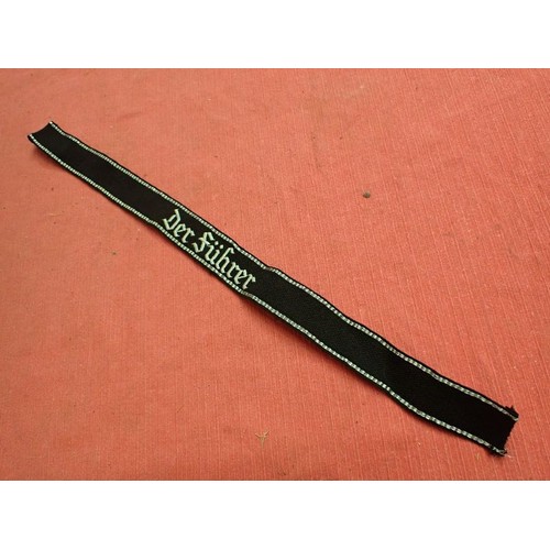 35 - WW2 Waffen-SS Der Fuhrer cuff title

Finely stitched white script. Folded and stitched ends. Traces ... 