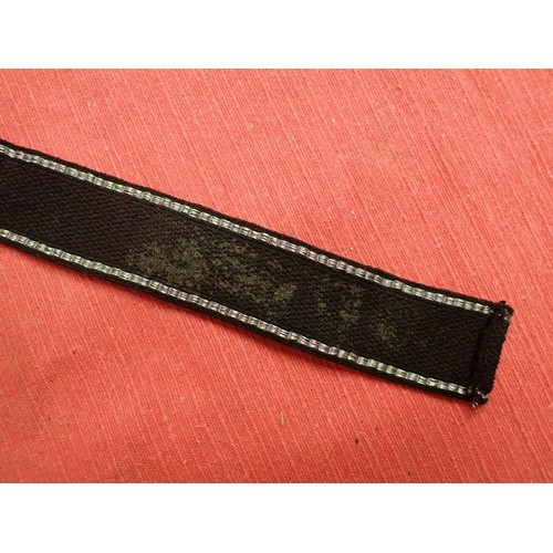 35 - WW2 Waffen-SS Der Fuhrer cuff title

Finely stitched white script. Folded and stitched ends. Traces ... 