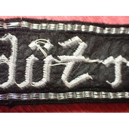 35 - WW2 Waffen-SS Der Fuhrer cuff title

Finely stitched white script. Folded and stitched ends. Traces ... 