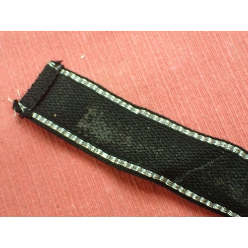 35 - WW2 Waffen-SS Der Fuhrer cuff title

Finely stitched white script. Folded and stitched ends. Traces ... 