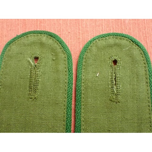 36 - WW2 German army mountain troop shoulder straps

Green linen straps with tan backing to the fasteners... 