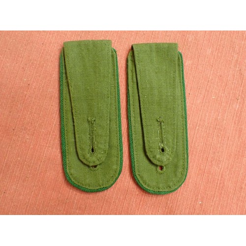 36 - WW2 German army mountain troop shoulder straps

Green linen straps with tan backing to the fasteners... 